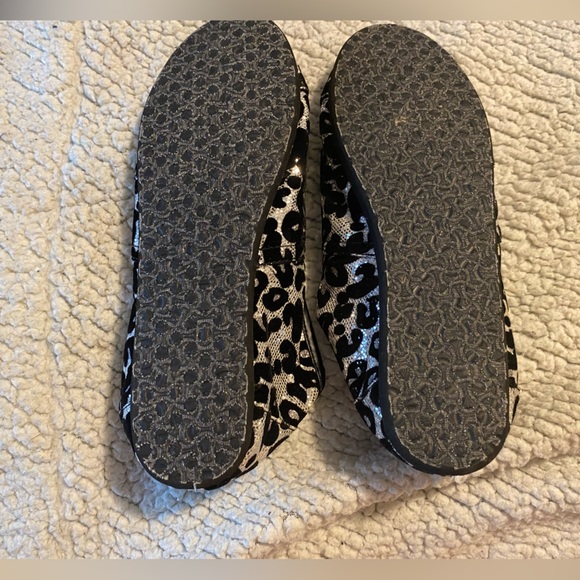 Women’s Toms Animal Print Slip-On Shoes | Y 5.5 - Picture 4 of 5